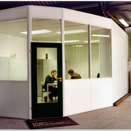 Bureau semi vitré dans un hangar