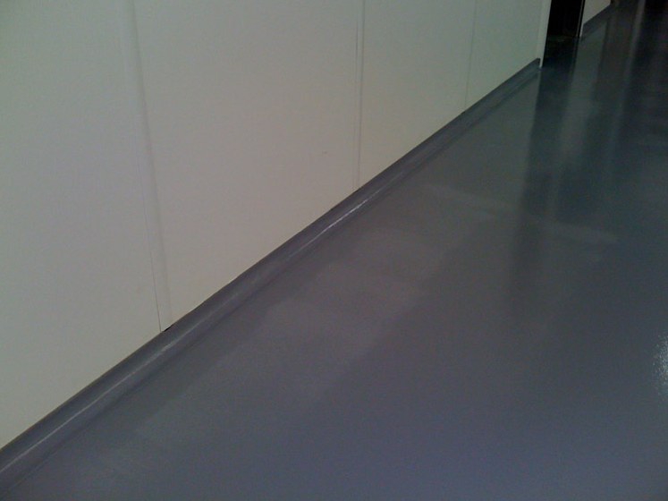 Epoxy vloer met afgeronde plint