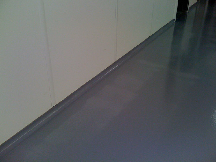 Rounded skirting on epoxy floor