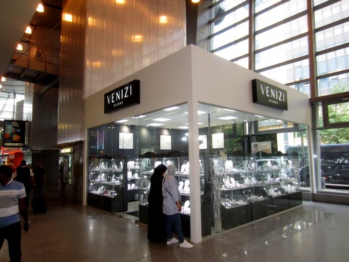 Boutique Venizi avec double porte vitrée