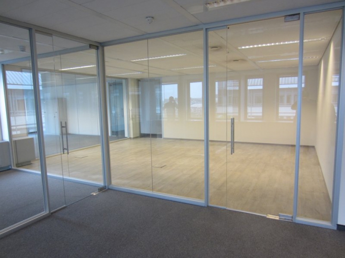 Single glazed edge to edge partition and glass door