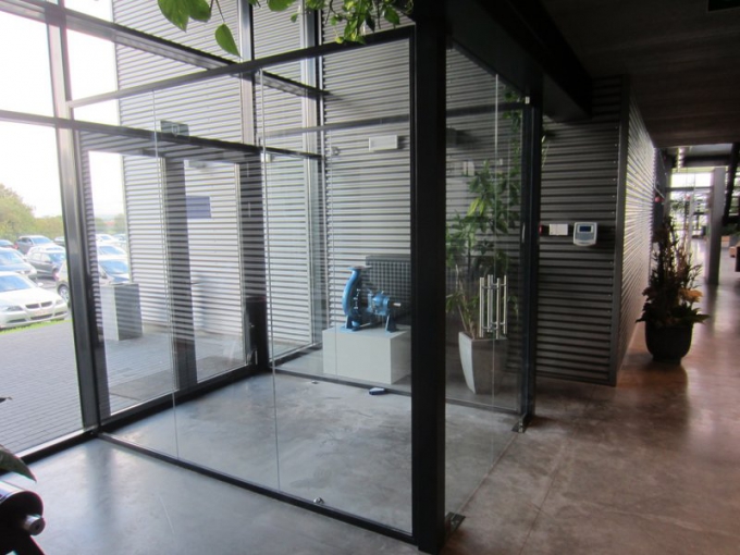 Double glass door with automatic closure