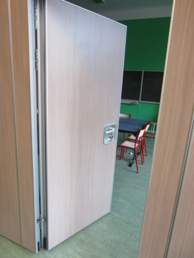 Acoustic sliding partition with single door