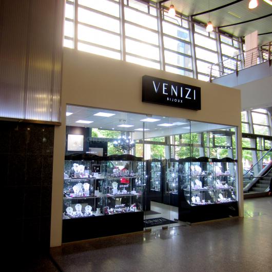 Boutique Venizi avec double porte vitrée