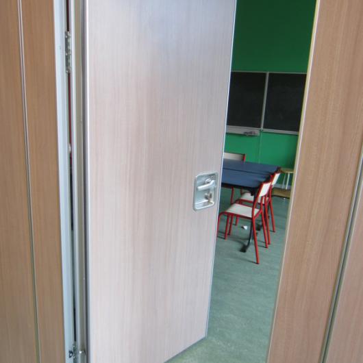 Acoustic sliding partition with single door